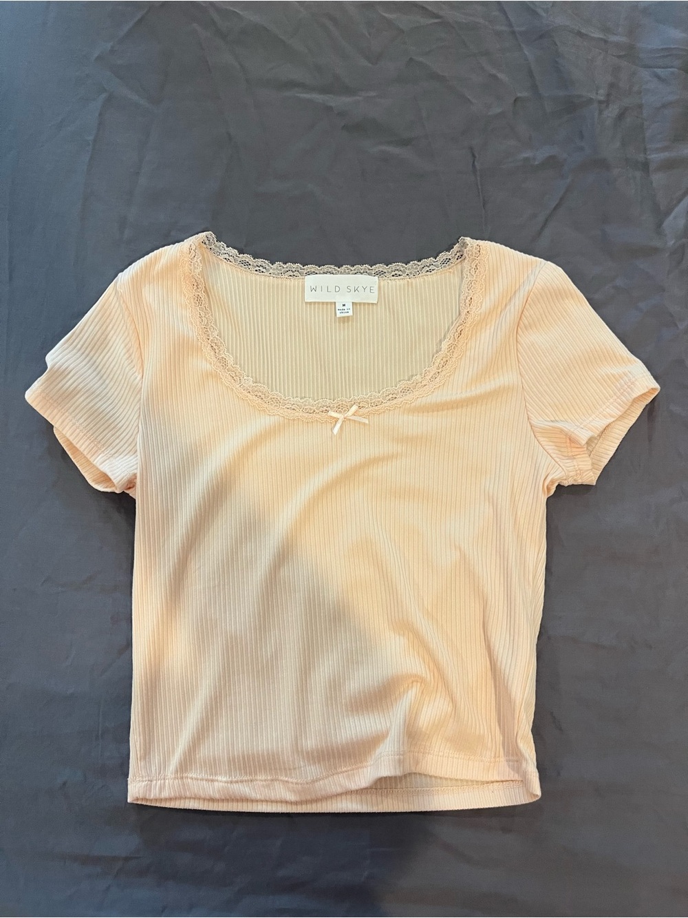 Women’s Wild Skye peach ribbed lace cropped tee, size medium